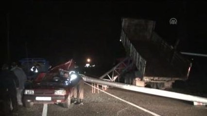 Damperi Açılan Kamyonun Çarptığı Levha, Otomobilin Üstüne Düştü