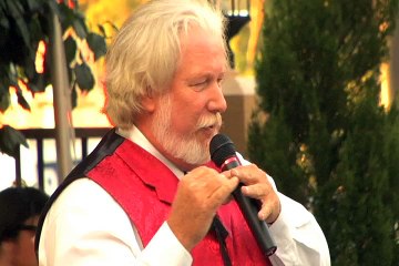 Download Video: Kenny Rogers tribute artist sings 'Lucille' Elvis Week video