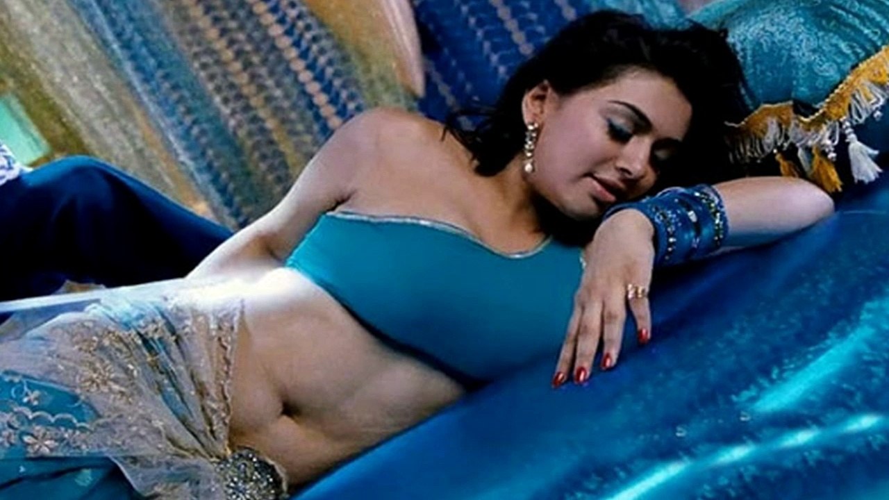 Hansika motwani yummy navel show