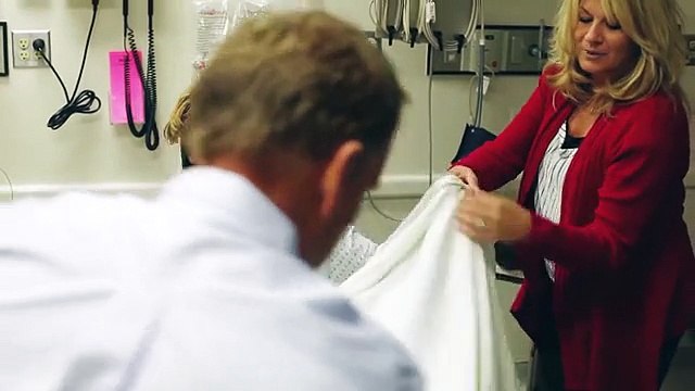 Elle se rend voir son copain blessé à l’hôpital, mais elle reçoit la surprise de sa vie!