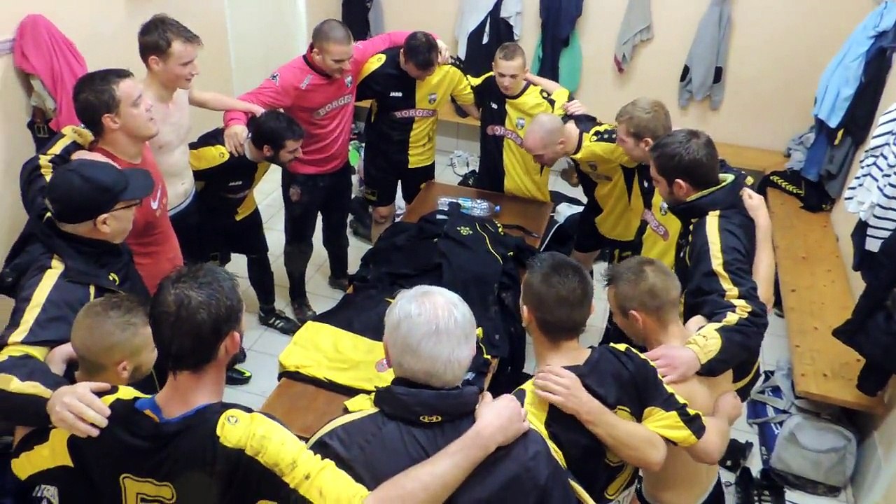 Célébration de la victoire seniors A  contre NIELLES LES BLEQUIN