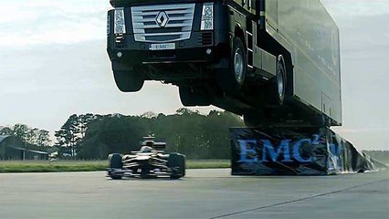 18 Wheeler Jumps Over F1 Race Car - Record