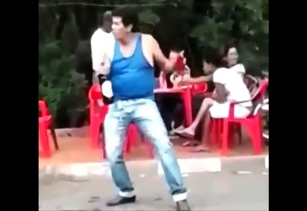 Un danseur un peu trop collant