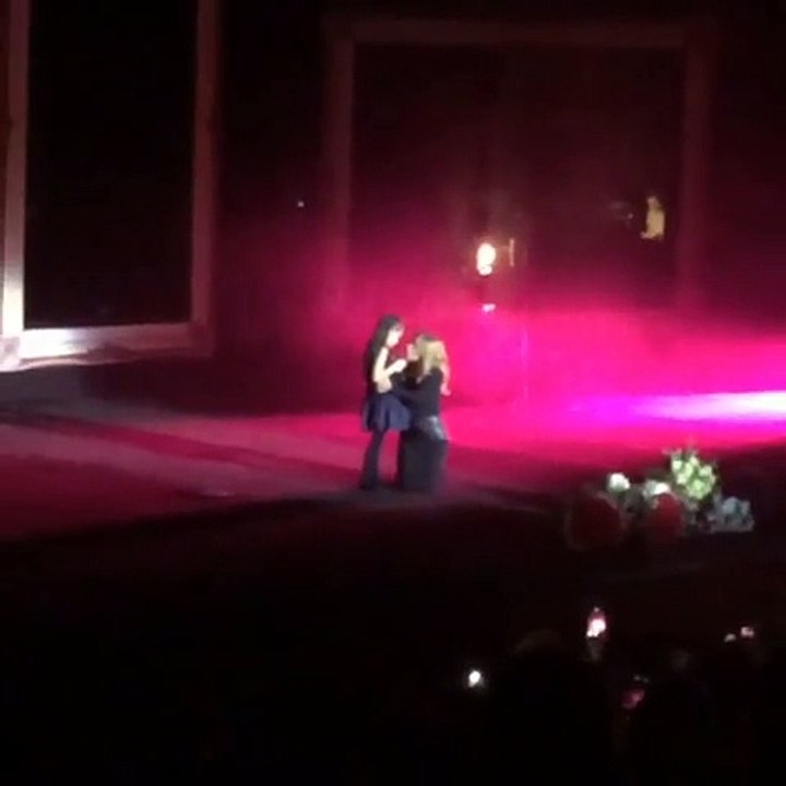 Lara Fabian.canta Je suis malade con una piccolissima fan
