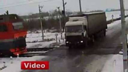 TIR, Hemzemin Geçitte 2 Trene Çarptı