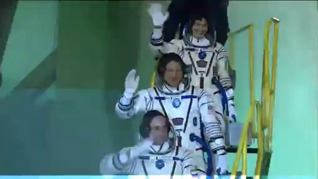 [ISS] Expedition 42 Crew Board Soyuz TMA-15M For Launch