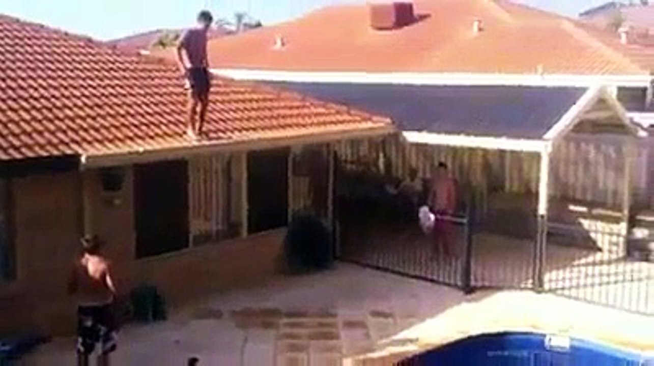 Salto arrière dans une piscine