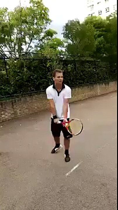 Tremenda manera de servir la bola