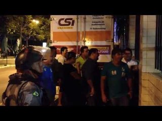 Militantes de Eunício vaiam Camilo em frente à sede do O POVO