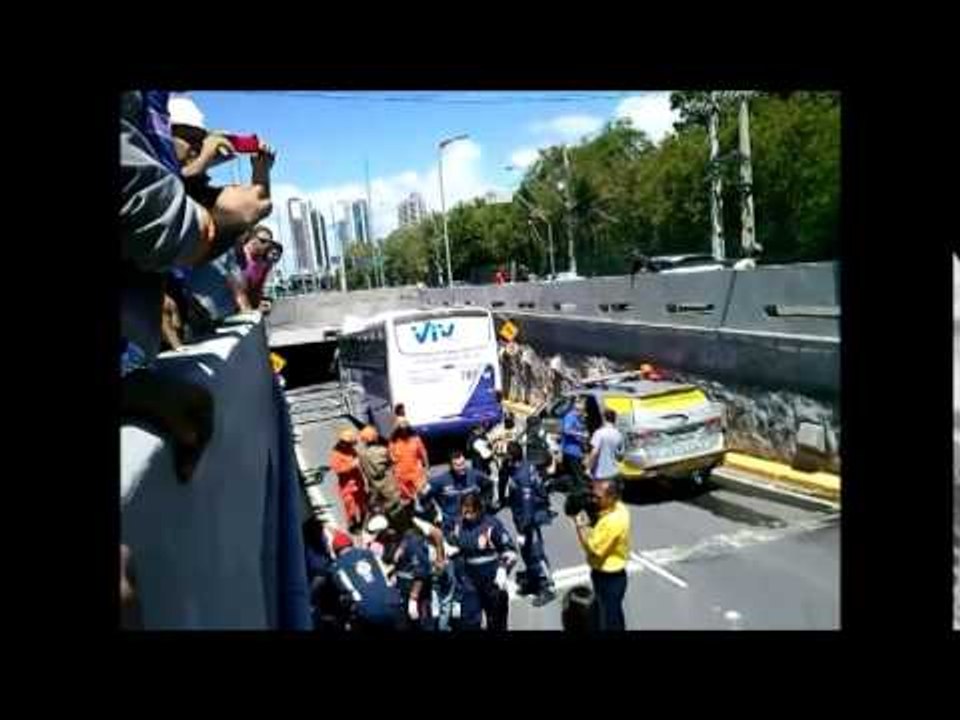 Ônibus fica preso em túnel que dá acesso ao Shopping Iguatemi