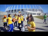 Jovens recebem torcedores com músicas cristãs na Arena Castelão