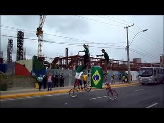 Bicicleta gigante dando voltas no Castelão antes de Brasil x México