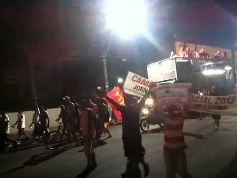 Manifestantes da construção civil bloqueiam a Santos Dumont