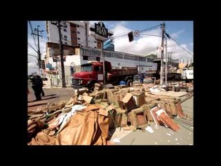 Carga de cerâmica cai de caminhão e causa engarrafamento no Bairro de Fátima