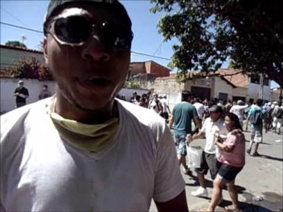 Policiais usam bombas para conter protestos em Fortaleza