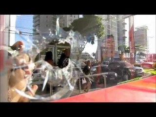 Homens armados assaltam banco na avenida Abolição e fazem dois reféns