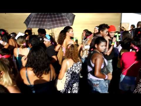 Fãs da versão nacional do grupo Rebeldes esperam abertura dos portões no Siará Hall