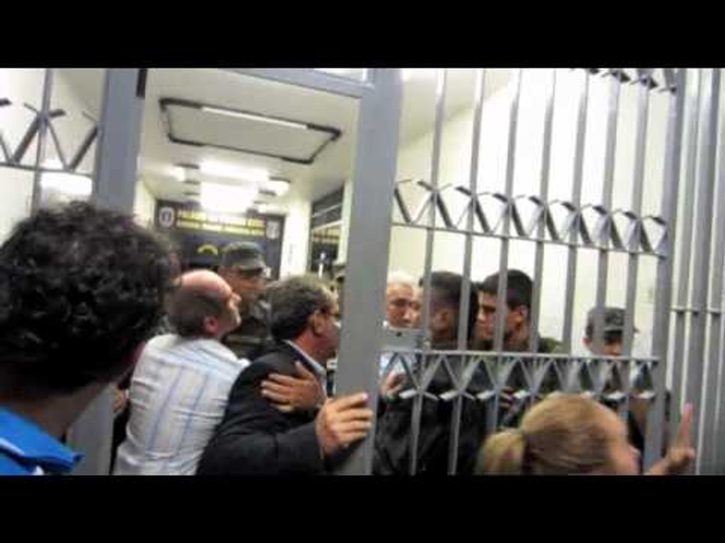 Delegado geral Luiz Carlos Dantas bate boca com manifestantes