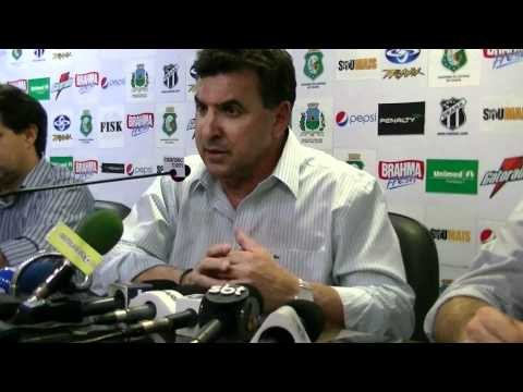 Coletiva de apresentação do técnico Estevam Sores no Ceará