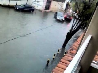 Leitor registra alagamento nas proximidades da Av Eduardo Girão em Fortaleza
