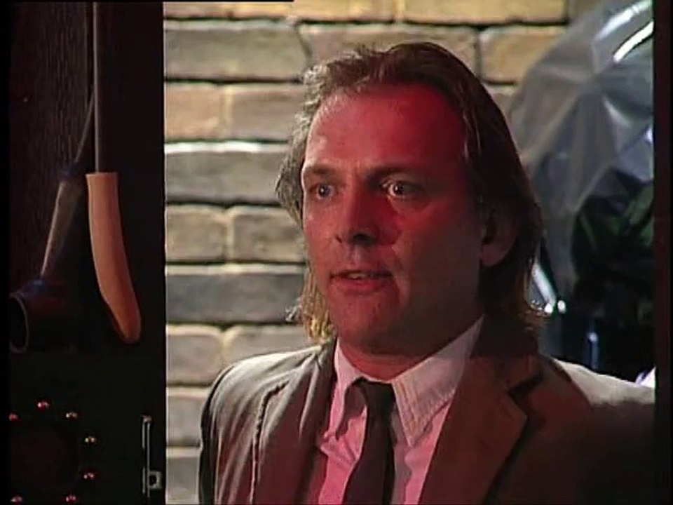 Bottom - S01-E01 - Smells