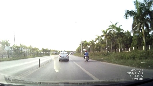 Xe Khách vượt ẩu gây nguy hiểm