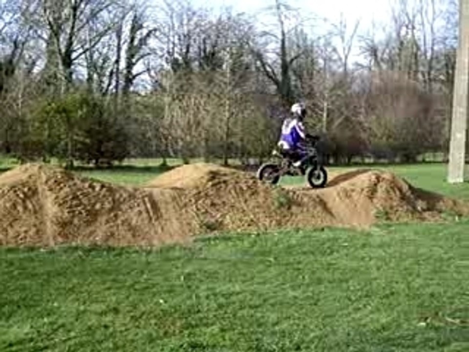 jojo en moto sur le plataux