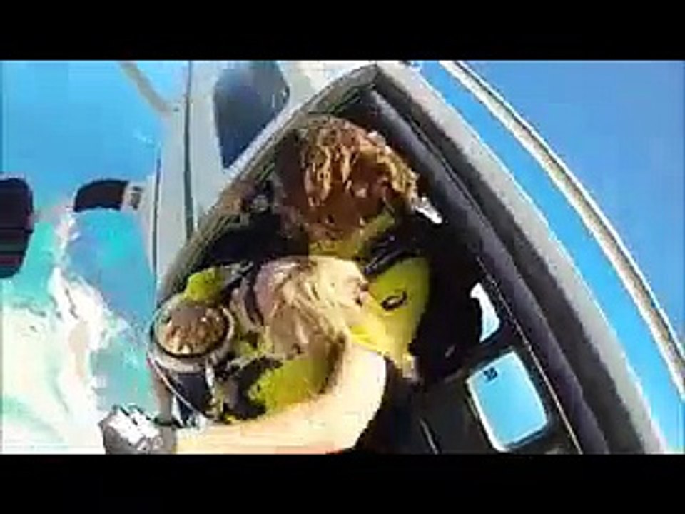 Dunya News - Cricket World Cup trophy tour kicks off with skydive