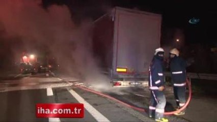 Seyir Halindeki Tır'ın Dorsesi Yandı