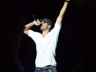 Enrique Iglesias & Mickael Carreira - Bailando Karaoke