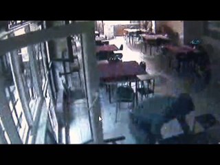 Yeterince para bulamayınca sigara makinesini patlattı