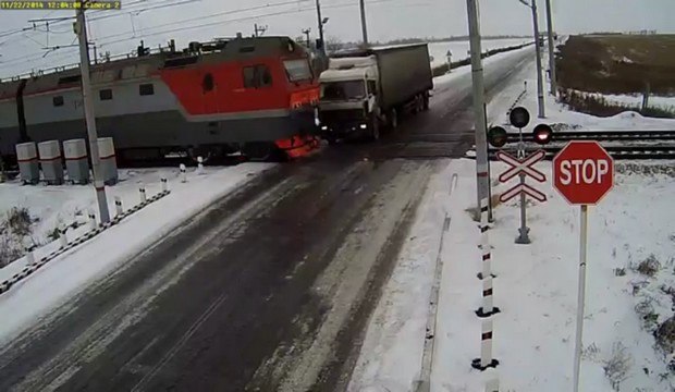 Un camion entre en collision avec des trains