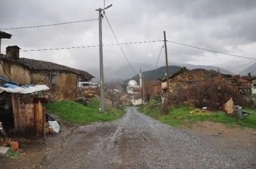 Hayalet Köyün İmamı 3 Kişiye Namaz Kıldırıyor