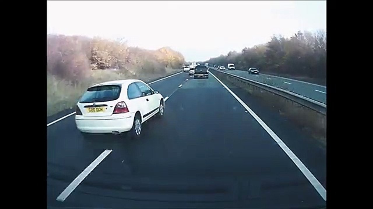 Une voiture fait une tête queue sur l'autoroute et repart tranquillement