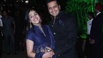 Скачать видео: Pregnant Genelia D'Souza & Riteish Deshmukh @ Salman Khan's Sister Arpita's Reception