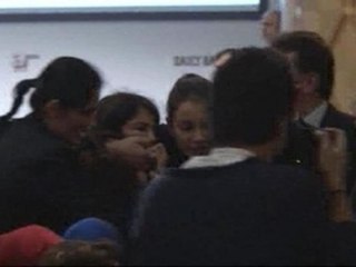 Bakana sadece soru sormak istedi