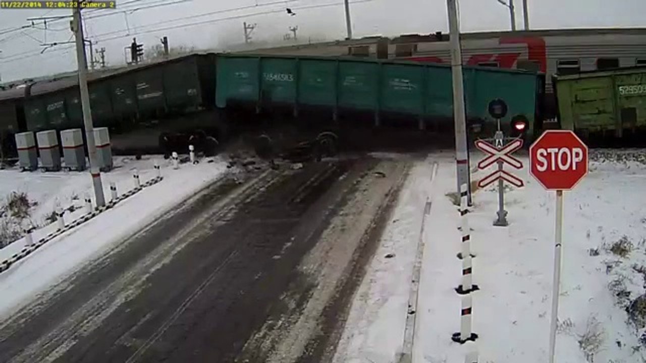 Camion VS train de marchandise : impossible de freiner sur une route glissante!