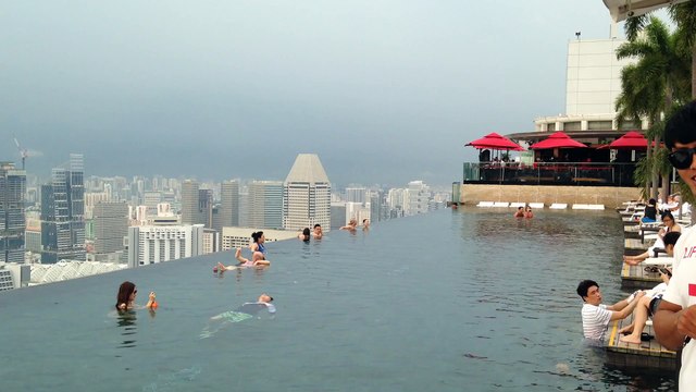 Piscine sur le toit de l'hotel Marina Bay Sand , Singapour