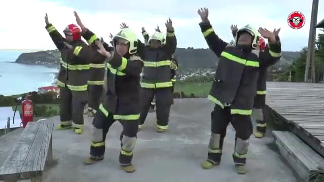 Bomberos chilenos bailan al ritmo de Nene Malo