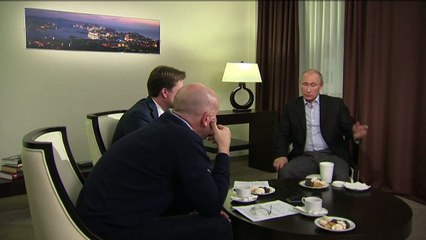 Putin diz que quase não vê as filhas