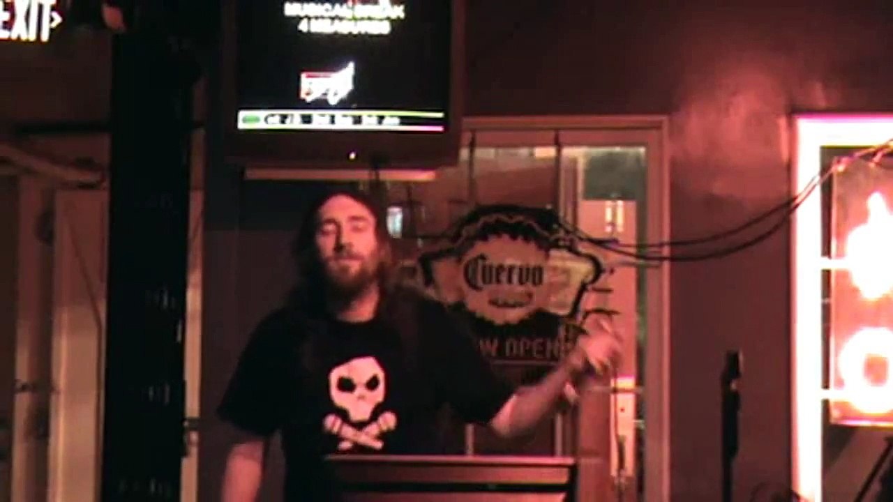 Tout le monde qui essaie de chanter cette chanson karaoké échoue lamentablement