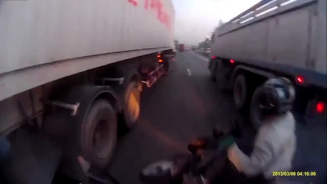 Un jeune thailandais frôle la mort en scooter