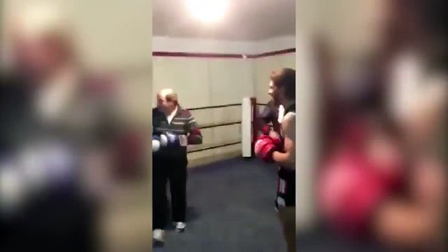 Dunya News - Old Man Knocks Down Boxer