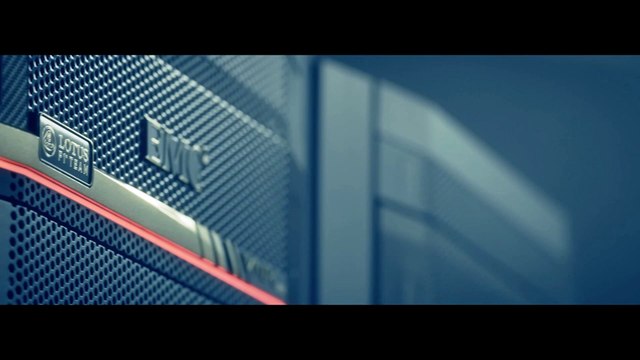 Un camion joue à saute-mouton avec une Lotus F1