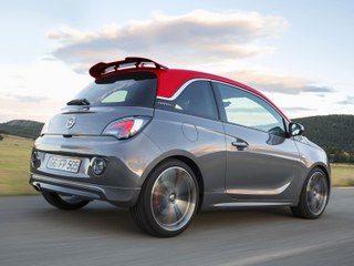 L’Adam S s’éclate sur les routes de montagne