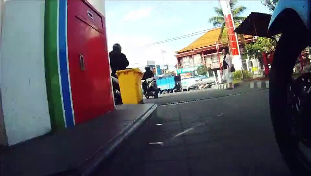 Study Abroad in Bali - the 'daily' scooter drive to university