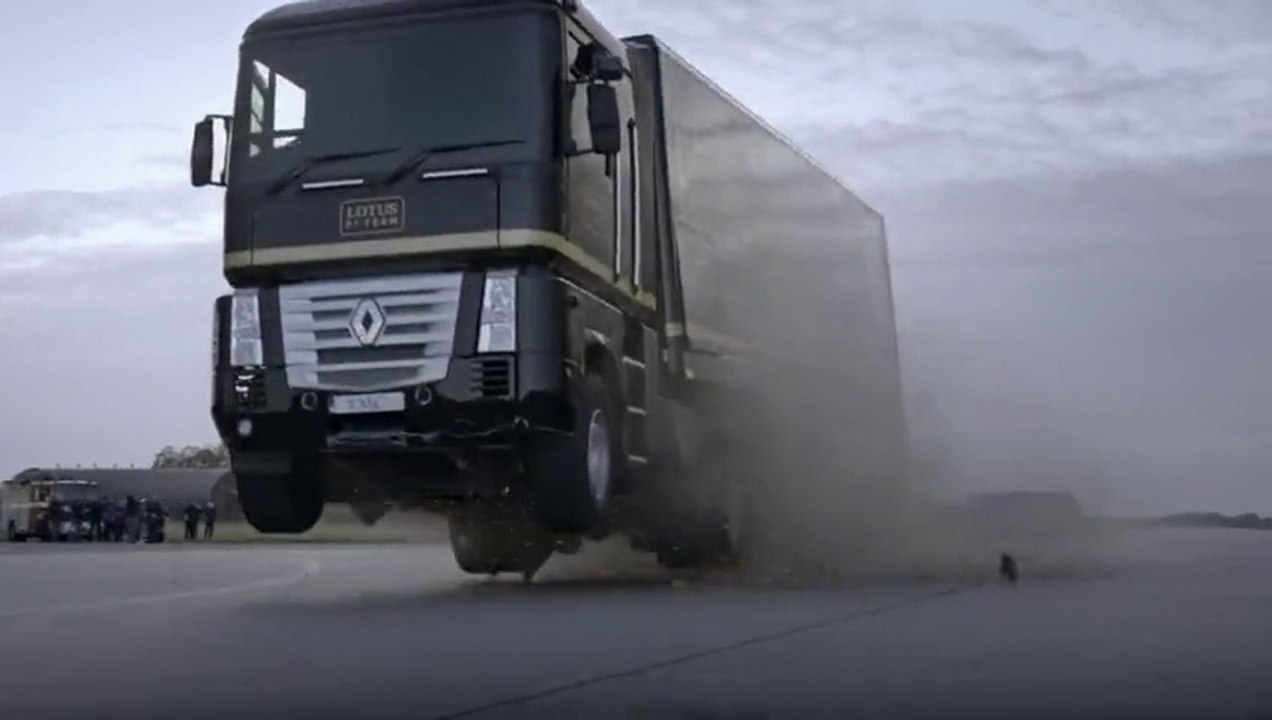 Un poids lourd saute par-dessus une Formule 1 Lotus (Making of)