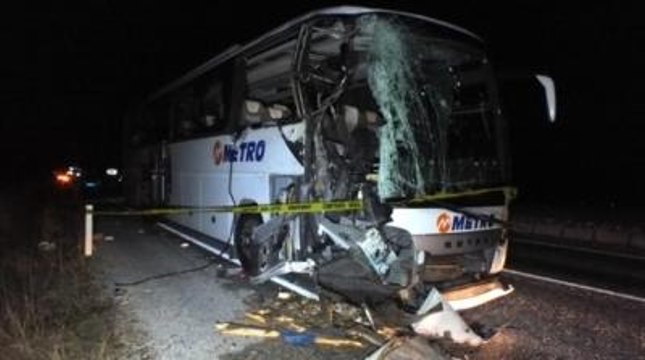 Otobüs Kamyona Arkadan Çarptı: 1 Ölü, 5 Yaralı