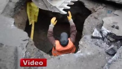 Yol Çöktü, 3 Metre Çukur Oluştu