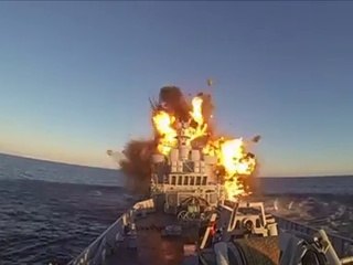 Un tir de missile sur un bateau abandonné